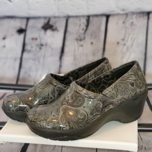 Nursemate clog pillowtop, size 8 1/2, grey and black, floral nursing, work